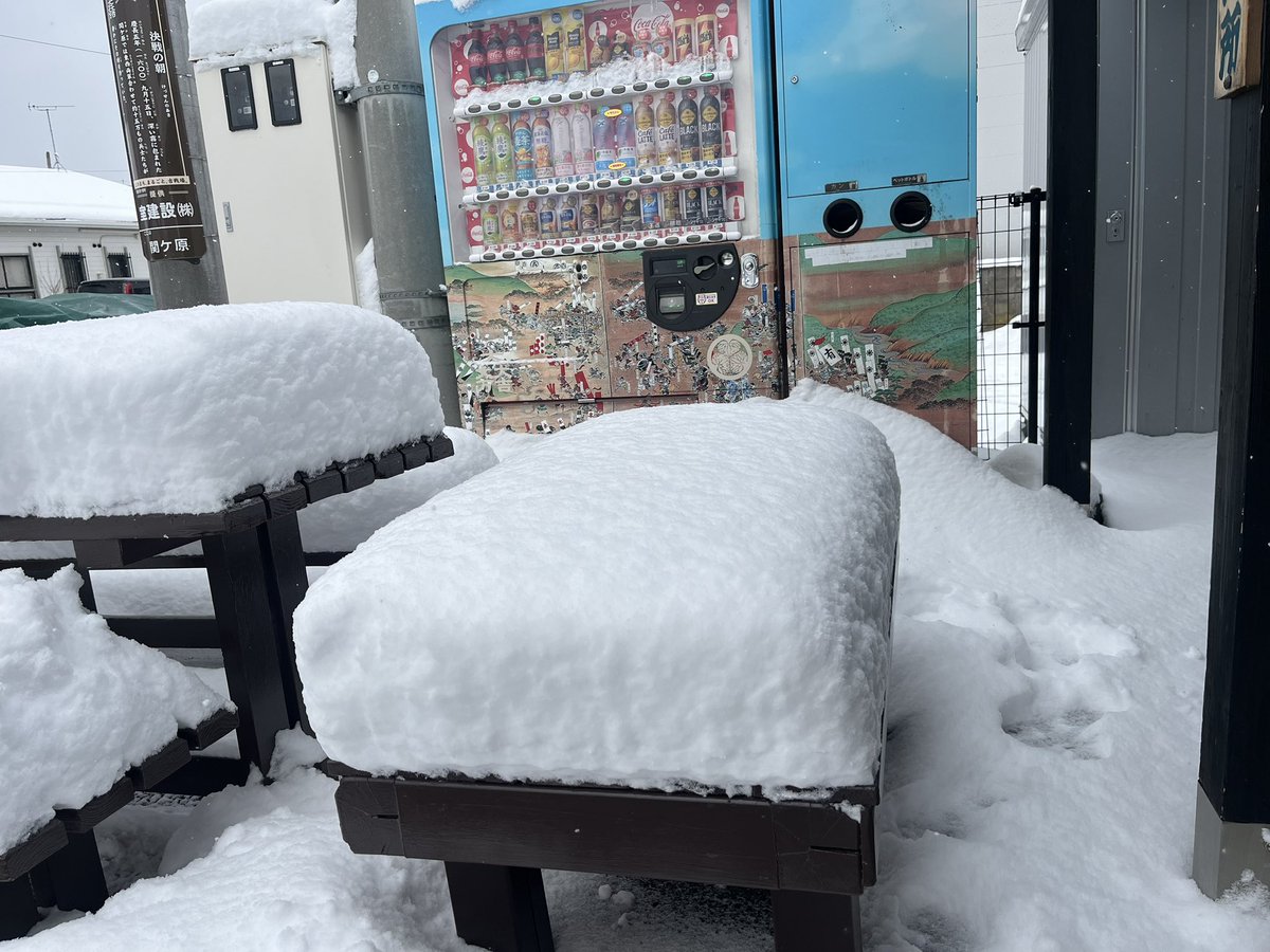20151004_ekime's tweet photo. おはようございます！
本日、営業しております！！
ただ昨晩からの積雪で路肩などには雪が多く残っている状況です💦
お越しを予定されている皆さまは、防寒具をお忘れなく！！

#関ケ原　#積雪　#雪 https://t.co/ARsG92mwJ2