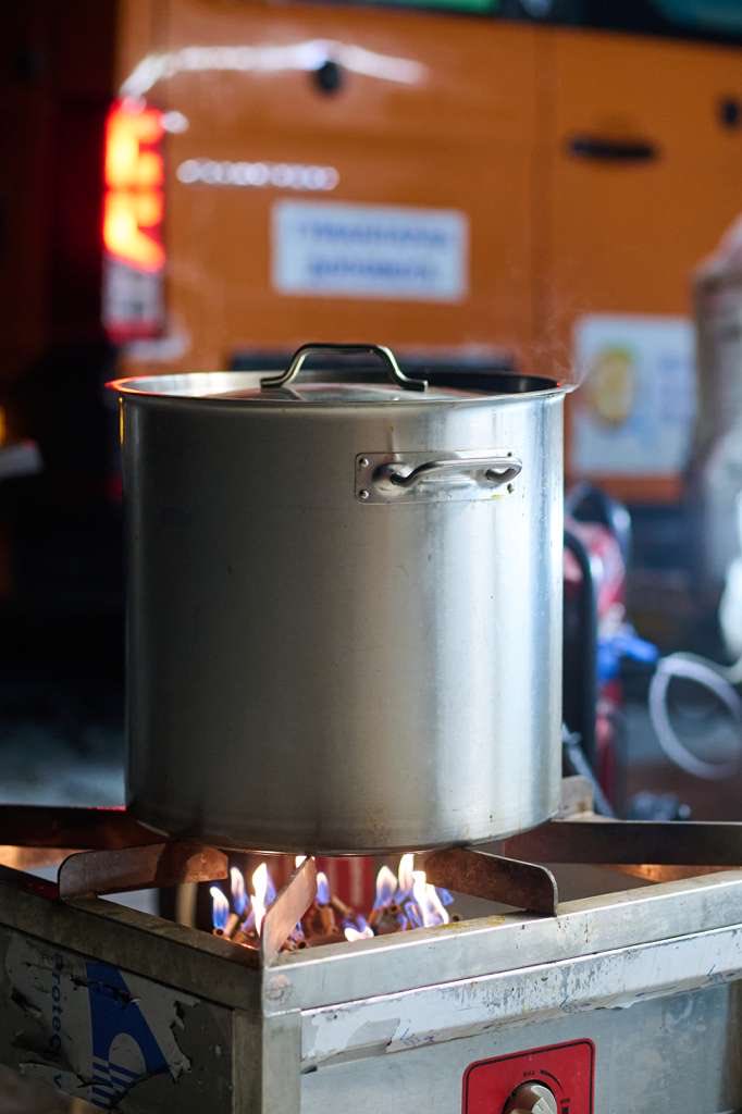 chefjoseandres's tweet image. This winter is even colder than normal in Kyiv. And believe me, normal is already too cold! That’s why our hot meals mean so much more. They warm the body and they warm the soul. Our @WCKitchen teams are feeding the brave people of Kyiv across more than 50 distribution points…