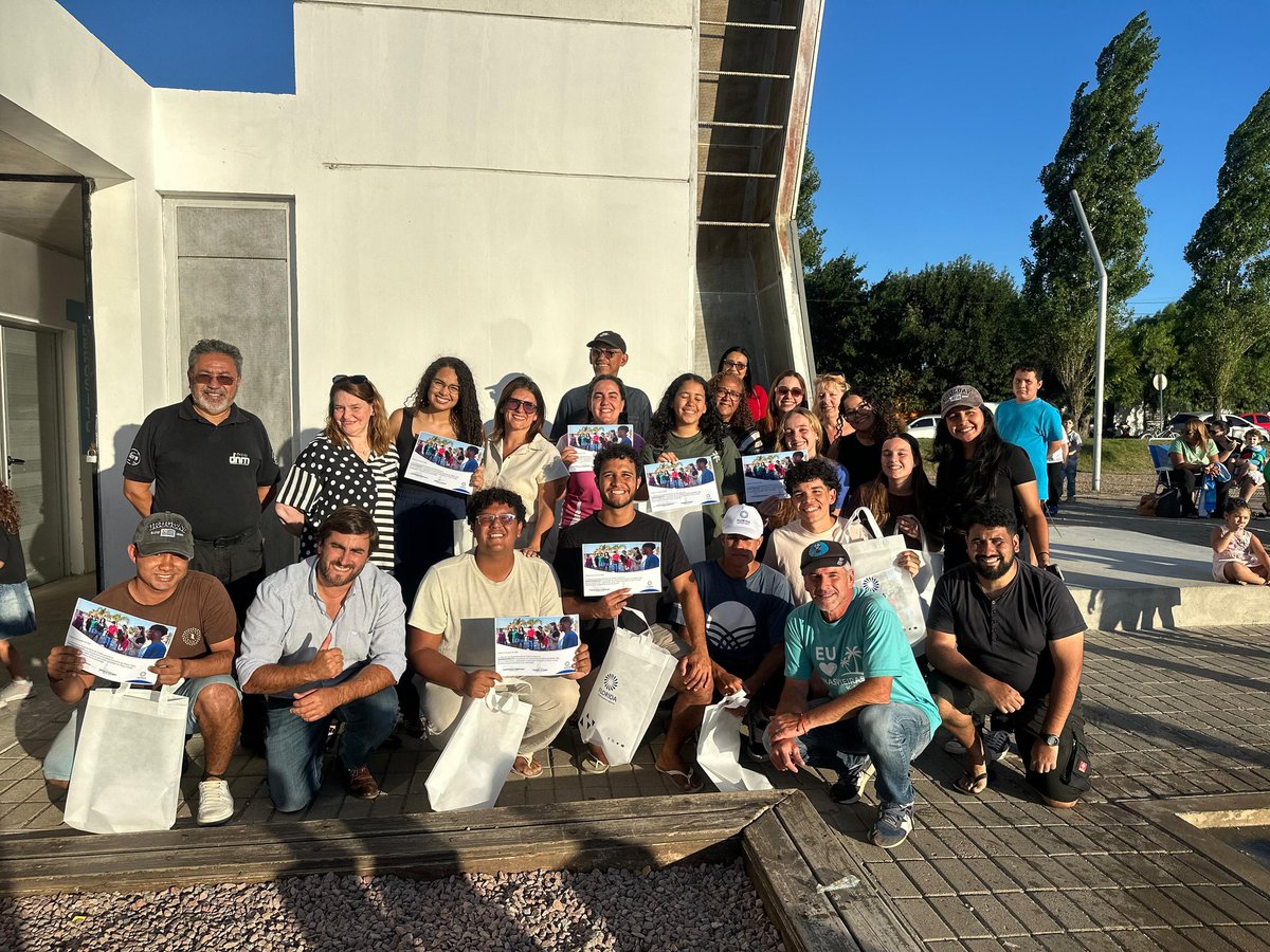 Acompañamos a él  Equipo de la Plaza Multibarrial, en una linda jornada recreativa junto a La Chilindrina y los más pequeños.  
También  se agradeció a jóvenes de Brasil, que vinieron hace unos días a realizar distintas tareas de recreación y apoyo de acondicionamiento.