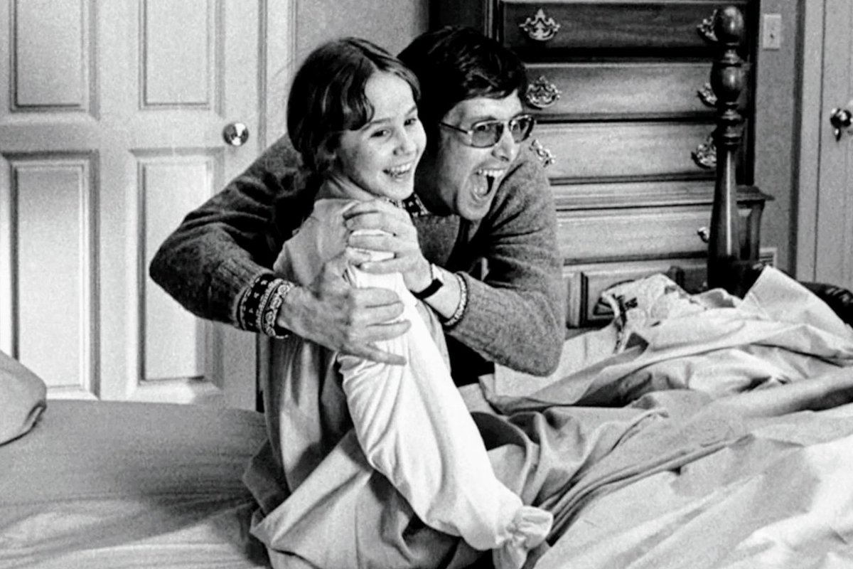 Cumpleaños de Linda Blair, la niña Regan que necesita el auxilio de "El exorcista". El abrazo con William Friedkin, director de la película (1973).