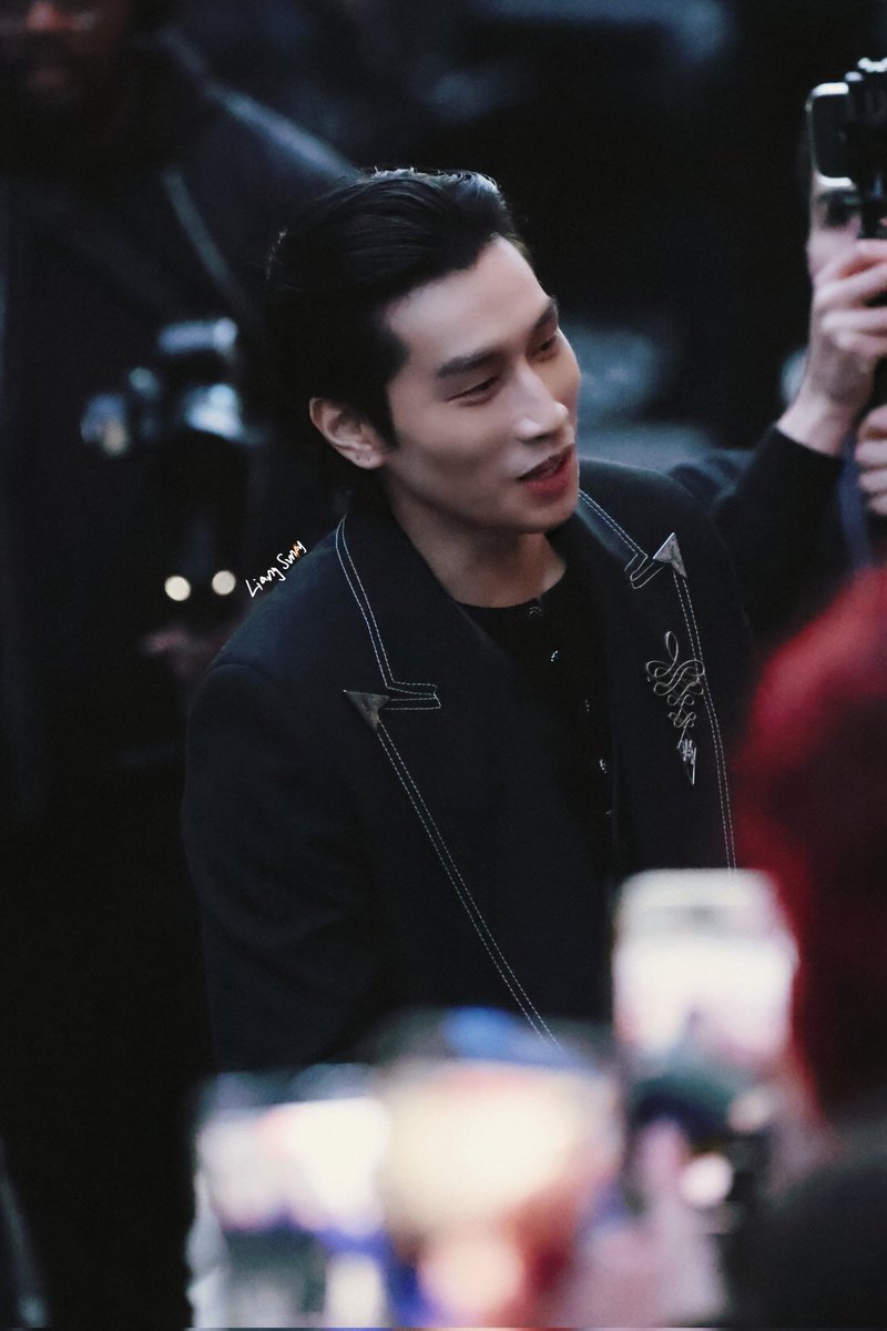 LLiangsssy's tweet photo. The new model talking with his fans🥳

BIBLE SHINING AT AMIRI SHOW
#AMIRIAW26XBIBLE
#AMIRIAW26
#BibleWichapas https://t.co/KcRzxUpbuo