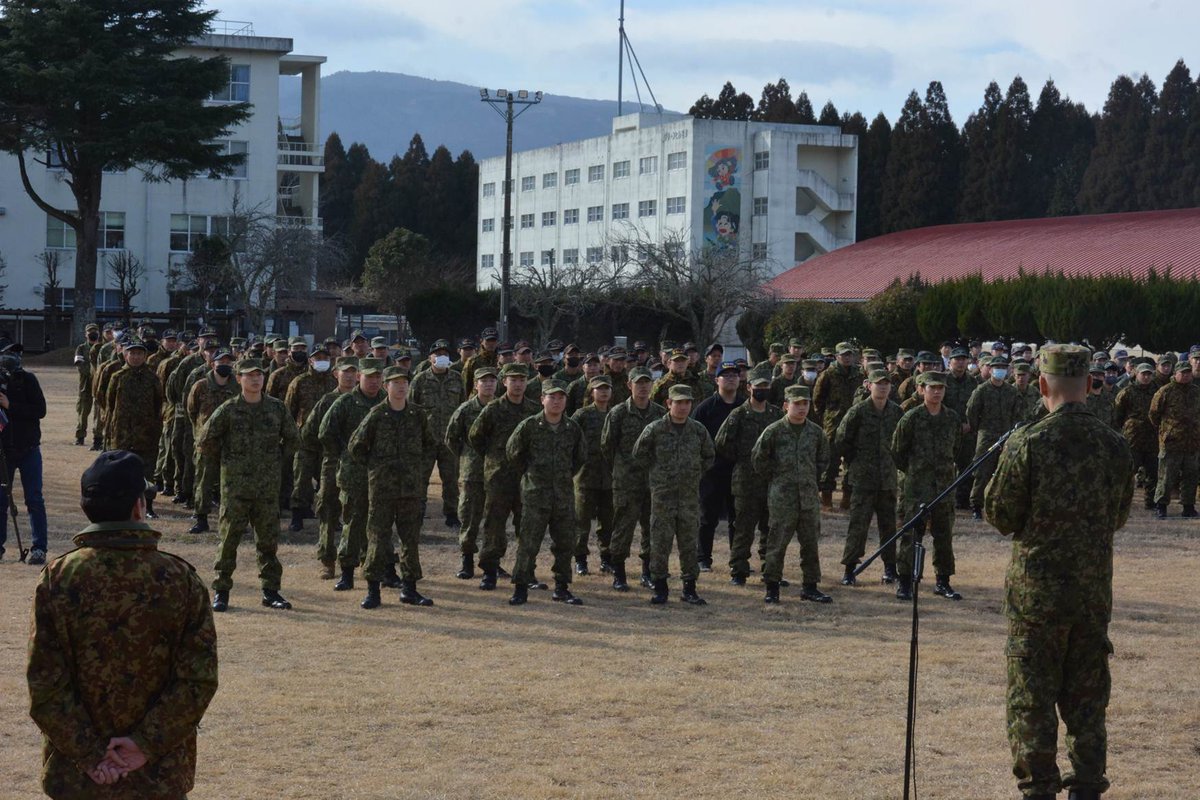 みなさんこんにちは！
＃玖珠駐屯地 は、二十歳のつどいを実施しました。
今年度２０歳を迎えた１５名の隊員は、所属する部隊の装備車両に乗って登場。二十歳の抱負を叫び、サッカーワールドカップ開催にちなんで新たな決意と共に、ゴールを決めました！