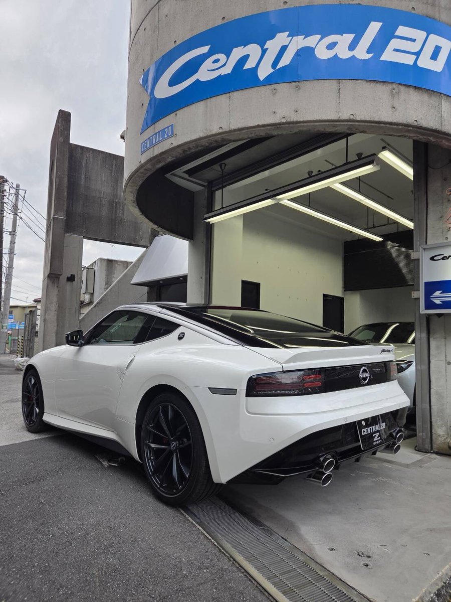 ニッサン フェアレディZ（RZ34） セントラル20 Z-SPORT フロントカーボンスプリッター+カーボンガーニーフラップ取付 | 店舗おススメ情報  | タイヤ館 行橋（福岡県） | タイヤからはじまる、トータルカーメンテナンス タイヤ館グループ 「セントラル20」フェアレディZ（RZ34）VR30DDTT用Z-SPORT エキゾーストシステム（４本出し/センターパイプ付き）