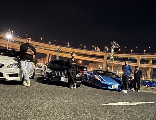 26ers_bp115's tweet image. 何度も言うが、難民が何で車を所有出来るんだよ？しかも高級車ばかり。
政治難民なら自国の空港で当局に捕まって出国出来ないし、経済難民なら日本までの航空券は買えない。
何とか買えたとしても、日本に来てから高級車など買える訳がない。
川口クルドの大半は出稼ぎの擬装難民、不法滞在だからな！