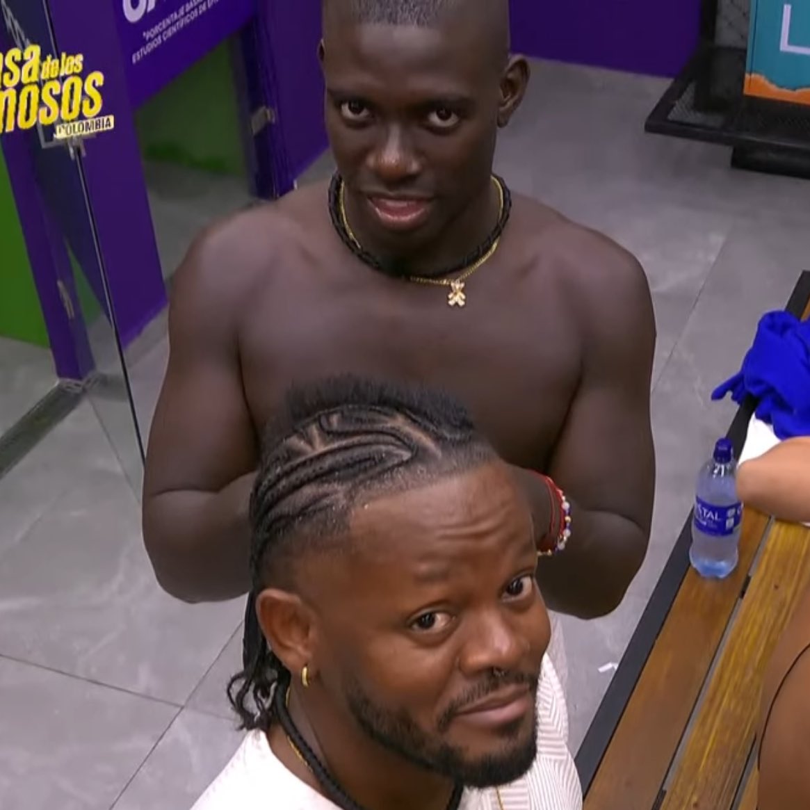 Manuela llorando por unos platanitos y el año pasado criticando a Melissa por que peleaba por sus quesos, mira tu karma hpta