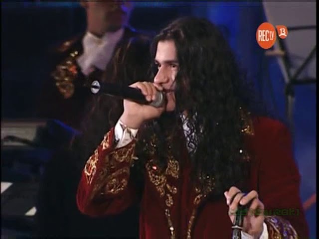 melimt_'s tweet photo. #PatriaYFamilia #pyfnamar 

Que programón el de hoy, y alto cierre musical, que grande Rafaga.

Poco se habla de los look de Rafaga en los 2000s https://t.co/D3e2A63zeb