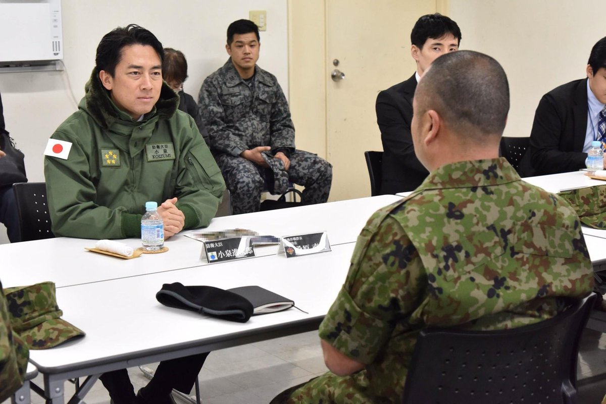 先日、私が習志野駐屯地を視察した際に、特殊作戦群と第一空挺団から、「隊員が負傷した場合に、現場で行うことのできる救命処置には制限がある。しかし、いざというときに自分たちで救命をできるよう、より柔軟な仕組みを設けてほしい」という要望を受けました。