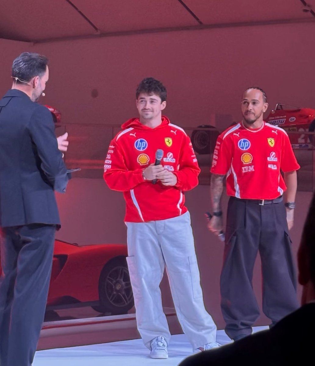 wdclebbl's tweet image. they both have so much....pants