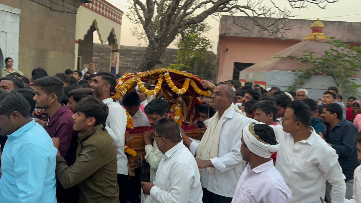 Dlimbekar1's tweet photo. गणपती बाप्पा मोरया....                               नामलगावने  400 वर्षापासून  गणपती विवाहाची  परंपरा जपली आहे.  रिद्धी सिद्धी बरोबर गणपती बाप्पाचा विवाह झाल्यानंतर गावकरी  पालखीतून मिरवणूक काढतात.  लोकमतची  आजची मस्ट READ आवर्जून वाचा https://t.co/PF2vq4z1Qo https://t.co/oRuDlCDbpi