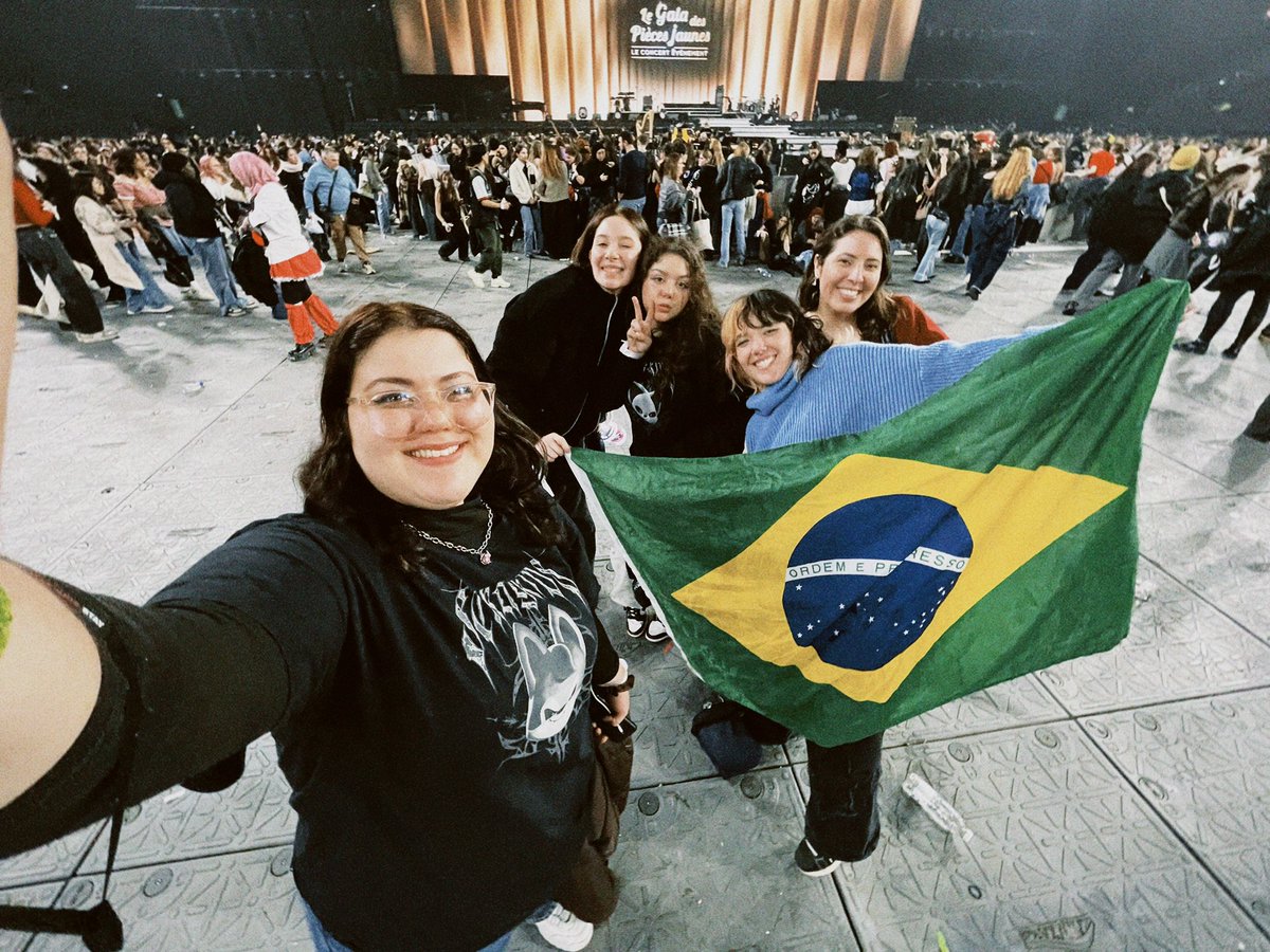 stardustkp's tweet image. My b-stays against the world 💖💖💖 #skz #straykidsbr #GalaDesPiecesJaunes