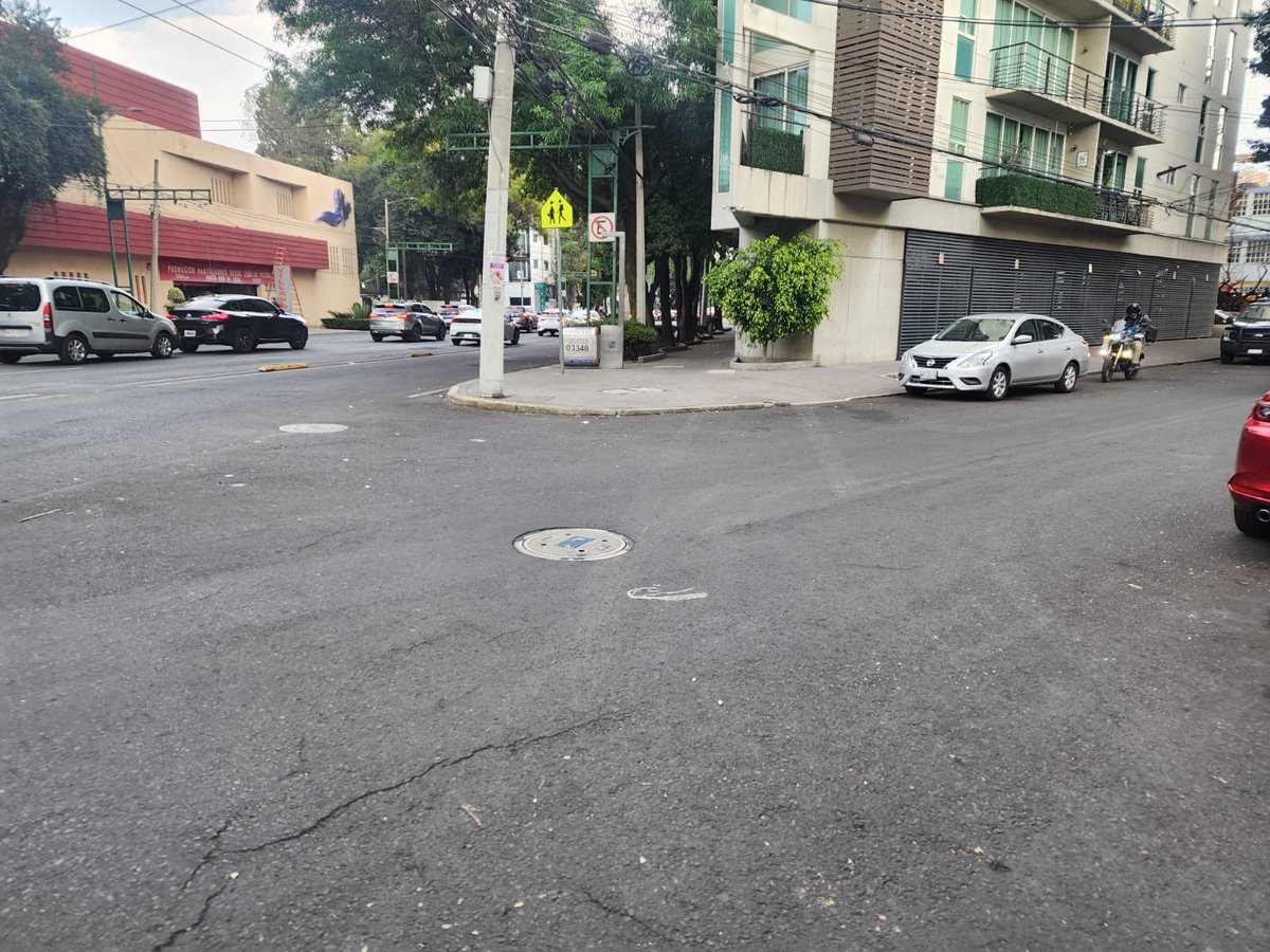 En atención a reportes vecinales, retiramos un puesto ambulante que obstruía el paso peatonal en la esquina de Paz Montes de Oca y Eje 8.
En la <a href="/BJAlcaldia/">Alcaldía de Benito Juárez</a> seguimos recuperando el espacio público para garantizar calles seguras, ordenadas y accesibles para todas y todos. 🚨