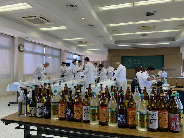 先週、#焼酎 の出来を確かめる「令和7年度 大分県本格焼酎きき酒会」が開催され、弊社も出品しました。熊本国税局の鑑定官などにより、令和7年1月以降に製造された大分県内の焼酎が銘柄を伏せた状態で審査されました。

#本格焼酎 #麦焼酎 #老松酒造🍶 #大分 #日田