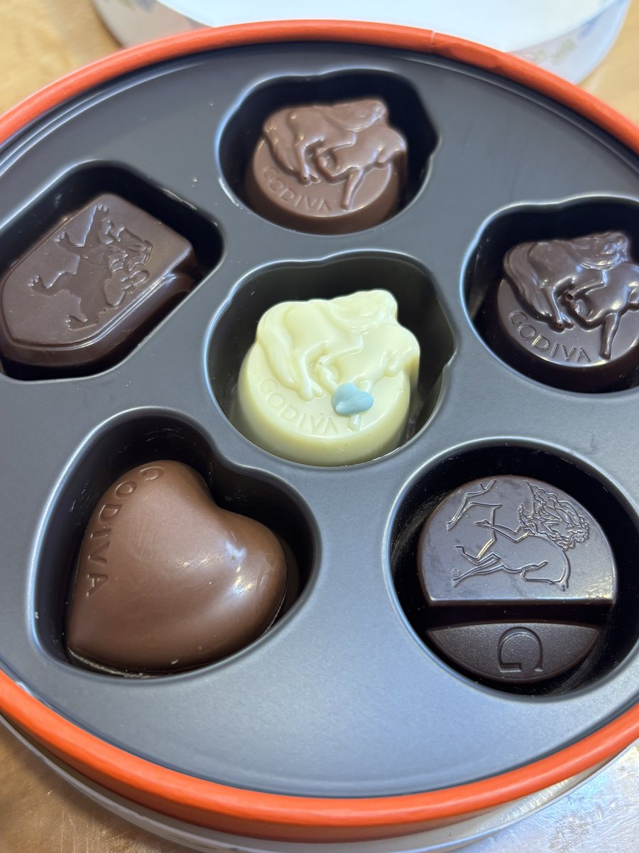 今日のチョコレート。
真ん中の馬の青いハートは当たりだそうです🩵