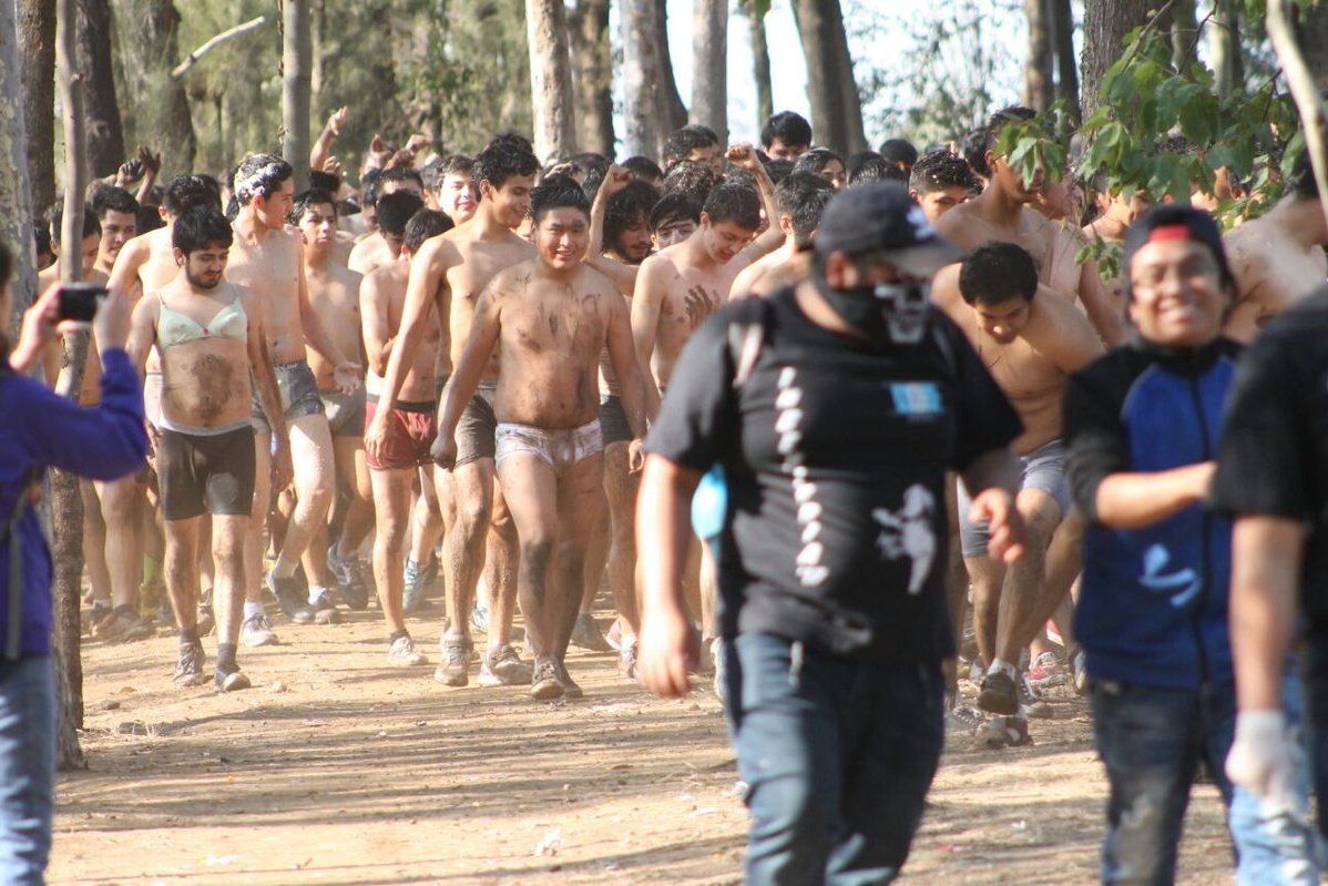 IsaSotoMayedo's tweet image. La violencia disfrazada de “tradición” solo insiste en cobrar víctimas. Los llamados “bautizos” no son rituales, son abuso, humillación y una falla ética institucional en la #USAC.
Para colmo, esta vez hay dos compañeras desaparecidas. 
Nada, absolutamente nada, lo justifica.