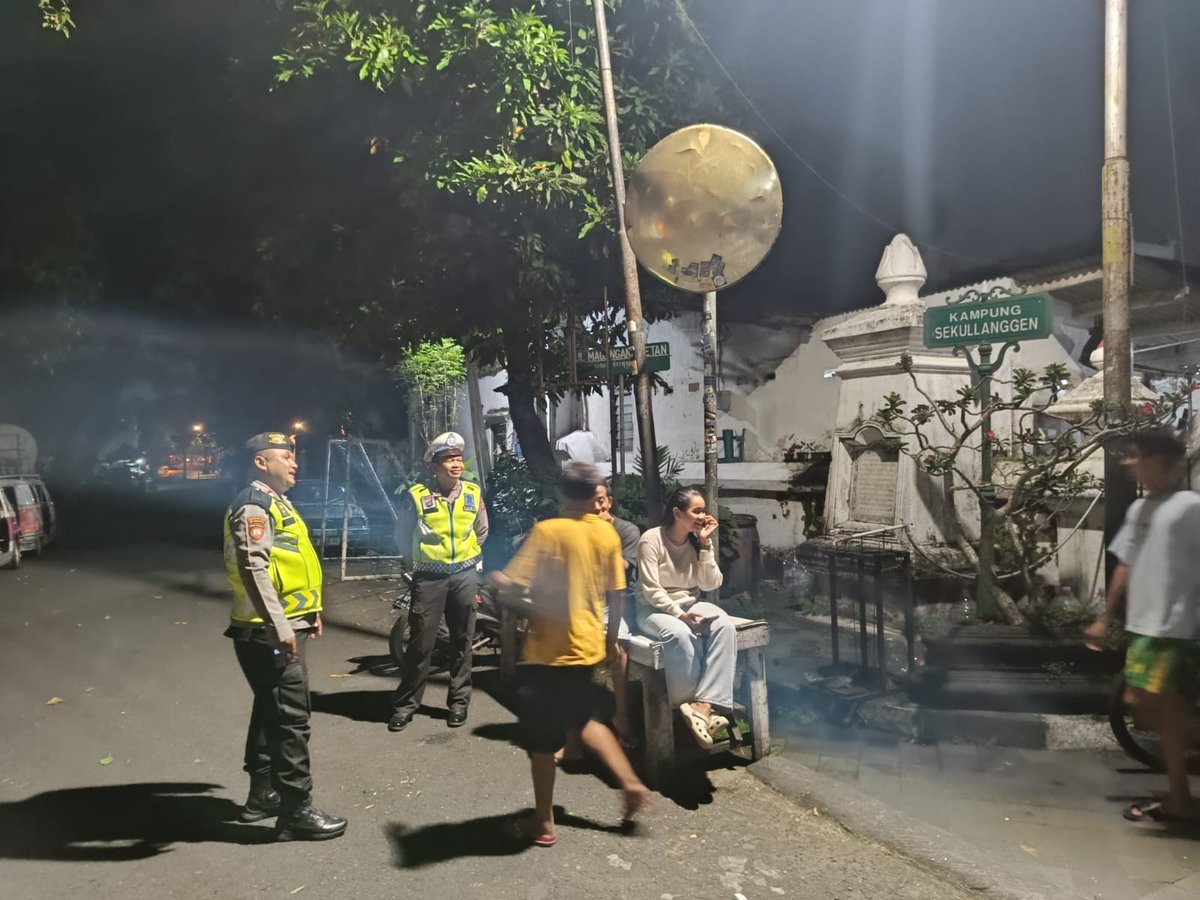 Panit Samapta Polsek Kraton Aiptu Indra G dan Panit Lantas  Aiptu Estu W menggelar patroli malam hari antisipasi gangguan Kamtibmas dan menyapa warga Sekulanggen, Panembahan secara humanis sehingga Kamtibmas tetap aman
.