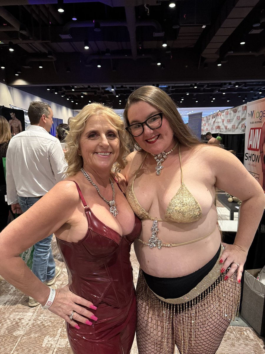 SexyCougarSlut's tweet photo. ❤️Always great to catch up with the AMAZING @Ashley69Ace. 

Don’t forget to come see me tomorrow Friday noon to 3pm at the @StdHero booth #245 https://t.co/U30eZHXR1G