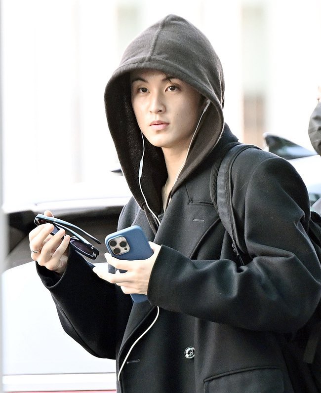 joyfularchives's tweet image. where have u been markie 😭 safe flightt 🫳🏻