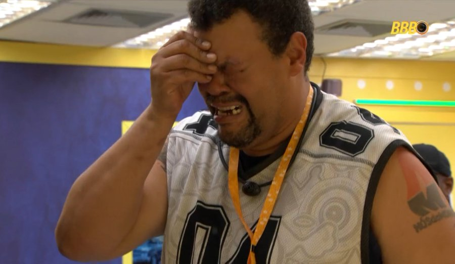 ZAMENZA's tweet image. “Tão bonitinha do papai” 

(Babu vendo a foto de sua doguinha)  #BBB26