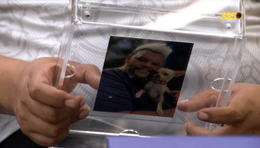 ZAMENZA's tweet image. “Tão bonitinha do papai” 

(Babu vendo a foto de sua doguinha)  #BBB26