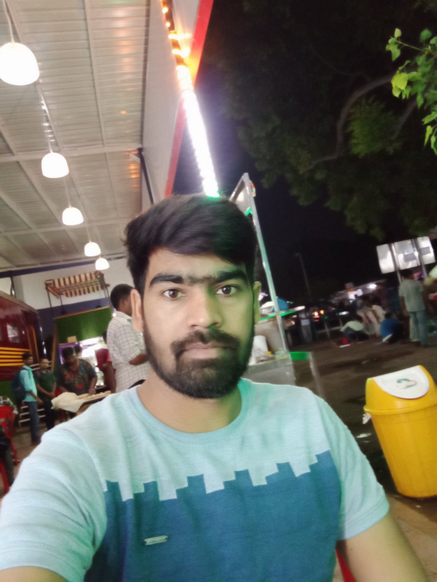 मेरी थकान और मेरे सुकून के बीच सिर्फ मेरे परिवार की ज़रूरतें खड़ी है
मन करता है कि कहीं दूर भाग जाऊं इस भीड़ से पर फिर ख्याल आता है कि,अगर कश्ती मैंने छोड़ दी तो, मेरे अपनों को डूबने से बचाएगा कौन?
मैं नहीं तो फिर कौन करेगा......