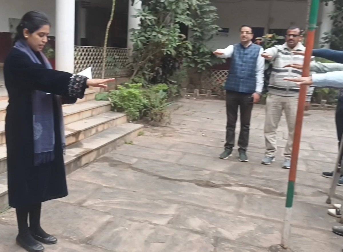 ▶️ 16वें राष्ट्रीय मतदाता दिवस पर जिला पंचायत की सीईओ सुश्री हरसिमरनप्रीत कौर ने कार्यालयीन अधिकारियों-कर्मचारियों को दिलाई मतदाता शपथ। "हम भारत के नागरिक, लोकतंत्र में अपनी पूर्ण आस्था रखते हुए यह शपथ लेते हैं कि हम अपने देश की लोकतांत्रिक .... अपने मताधिकार का प्रयोग करेंगे"।