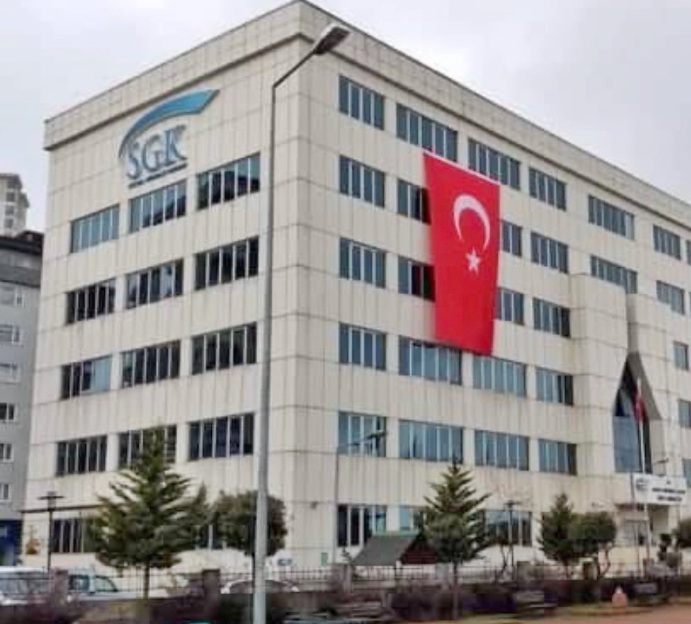 RizeSGK's tweet photo. SGK İl Müdürlüğümüzde, 3 eczacımızın göreve başlamasıyla Sağlık Sosyal Güvenlik Merkezimiz yeniden tam kapasite çalışır hâle getirilmiştir.

Kanser hastalarımızın ilaç işlemleri dâhil olmak üzere eczane reçete kabul ve kontrolleri, 2026 Ocak’tan itibaren Rize’de yürütülecektir. https://t.co/LscDmLYiKr