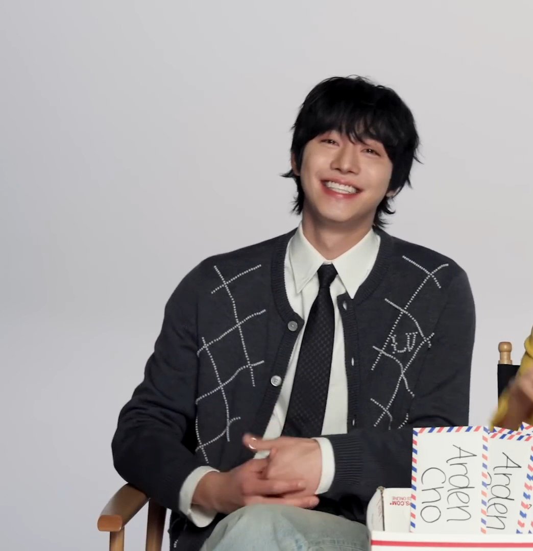 근데 님 왜 이렇게 이쁘게 웃어? 
이유가 뭔데? 
왜 자꾸 꼬시는 건데?