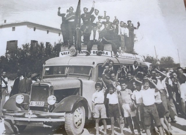 profsecundario's tweet image. A casa de mi abuela llamaron unos milicianos, varias veces a lo largo de la guerra, para llevarse y matar a su padre. Mi abuela contaba que un coche negro, al que los republicanos llamaban "La Pepa" por aquello de hacer pasar el crimen por constitucional, transitaba por el pueblo…