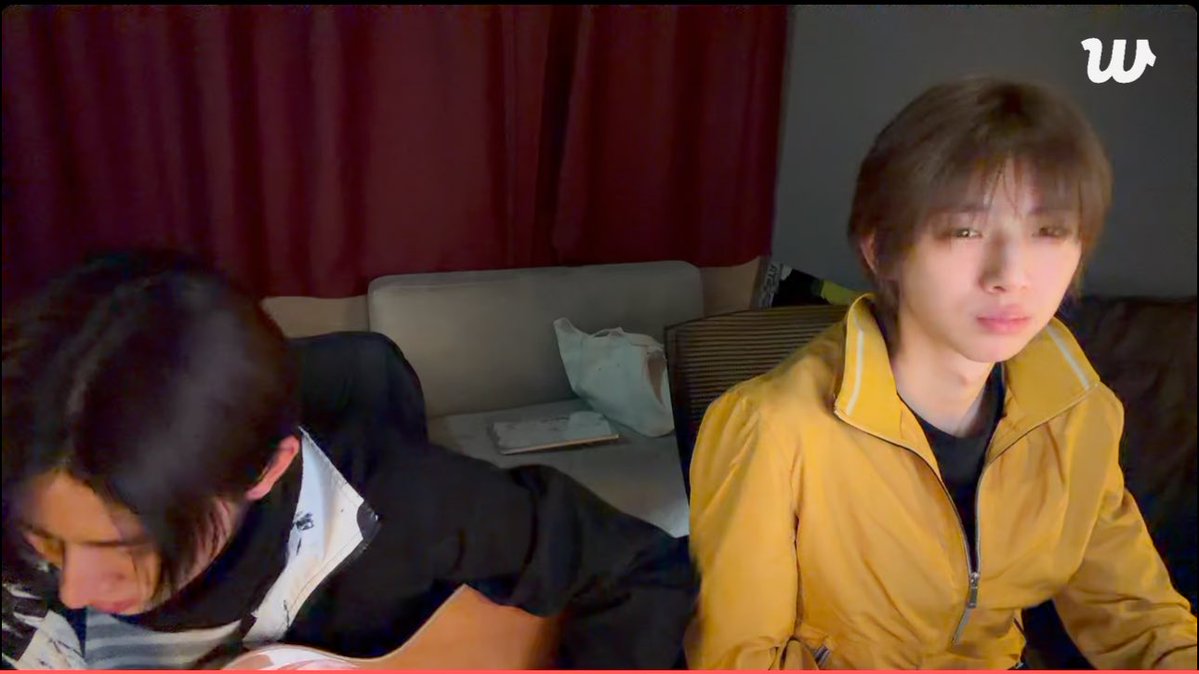 não gente duas e meia da manhã de uma quinta feira e esse garoto me abre live tocando violão O POVO PRECISA DORMIR