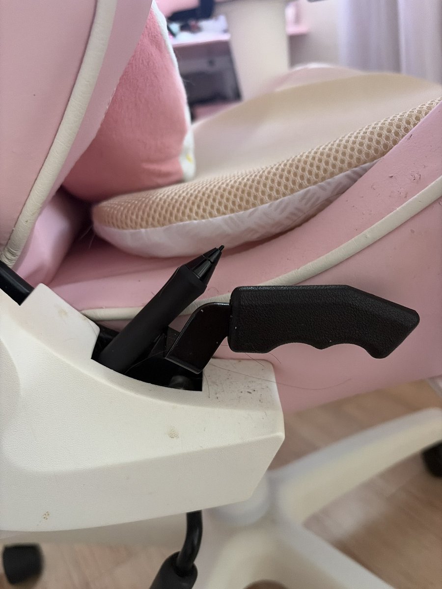 아니... 
인터넷 기사님 가시고 책상봤더니 타블렛 펜 없어져 있어서 
다시 연락드린 다음에 같이 바닥까지 싹싹 찾고, 기사님이 가방까지 뒤집어까시니까 너무 죄송해서 음료드리고 집에서 다시 바닥 기어다니면서 울면서 찾았는데... 

고양이가 떨궈서 이상한데 들어가 있던거였음ㅅㅂ