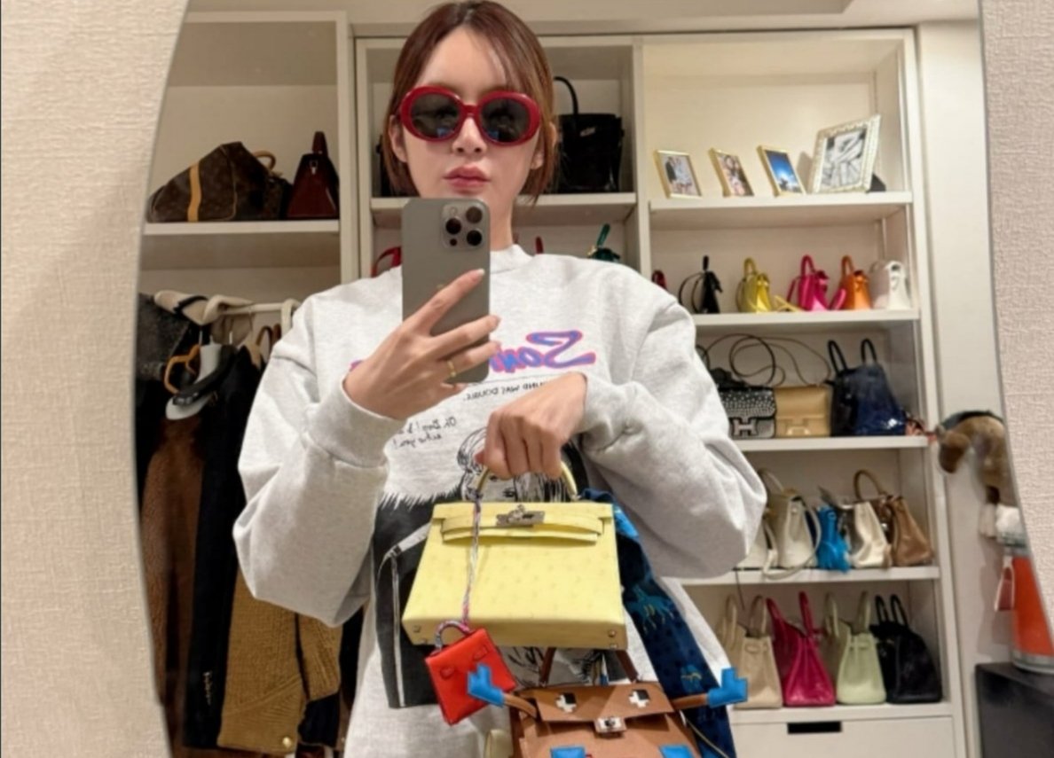 sxzBST's tweet image. 宮崎麗果さん、国税局にロックオンされてからインスタの画像どんどん削除してしまったけど、麗果さんという稀代の大脱税セレブがいたということをみんなに忘れないで欲しいからエルメスバッグコレクションや、フェラーリや、限定高級外車や、お父様の元立憲議員・白眞勲と写ってる写真上げとく！🥹