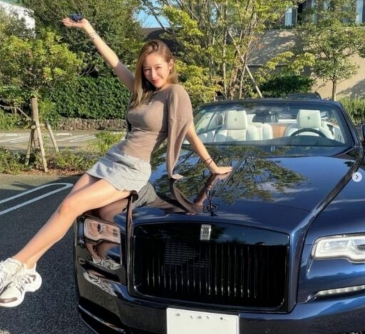 sxzBST's tweet image. 宮崎麗果さん、国税局にロックオンされてからインスタの画像どんどん削除してしまったけど、麗果さんという稀代の大脱税セレブがいたということをみんなに忘れないで欲しいからエルメスバッグコレクションや、フェラーリや、限定高級外車や、お父様の元立憲議員・白眞勲と写ってる写真上げとく！🥹