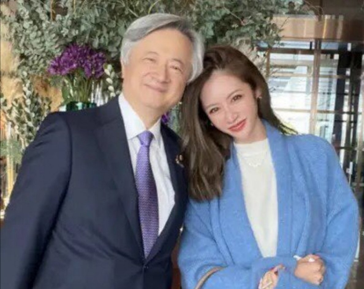 sxzBST's tweet image. 宮崎麗果さん、国税局にロックオンされてからインスタの画像どんどん削除してしまったけど、麗果さんという稀代の大脱税セレブがいたということをみんなに忘れないで欲しいからエルメスバッグコレクションや、フェラーリや、限定高級外車や、お父様の元立憲議員・白眞勲と写ってる写真上げとく！🥹