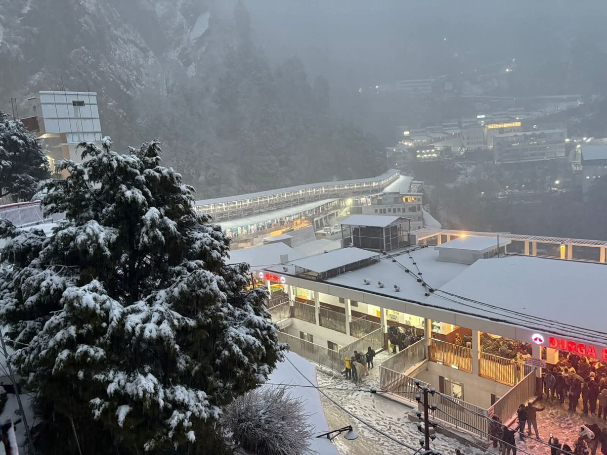 AdityaRajKaul's tweet photo. Vaishno Devi Yatra in Jammu &amp; Kashmir has been suspended after heavy rainfall at Katra and snowfall at Bhawan. Beautiful pictures from Bhawan. Jai Mata Di! https://t.co/QVQxzDeVAF