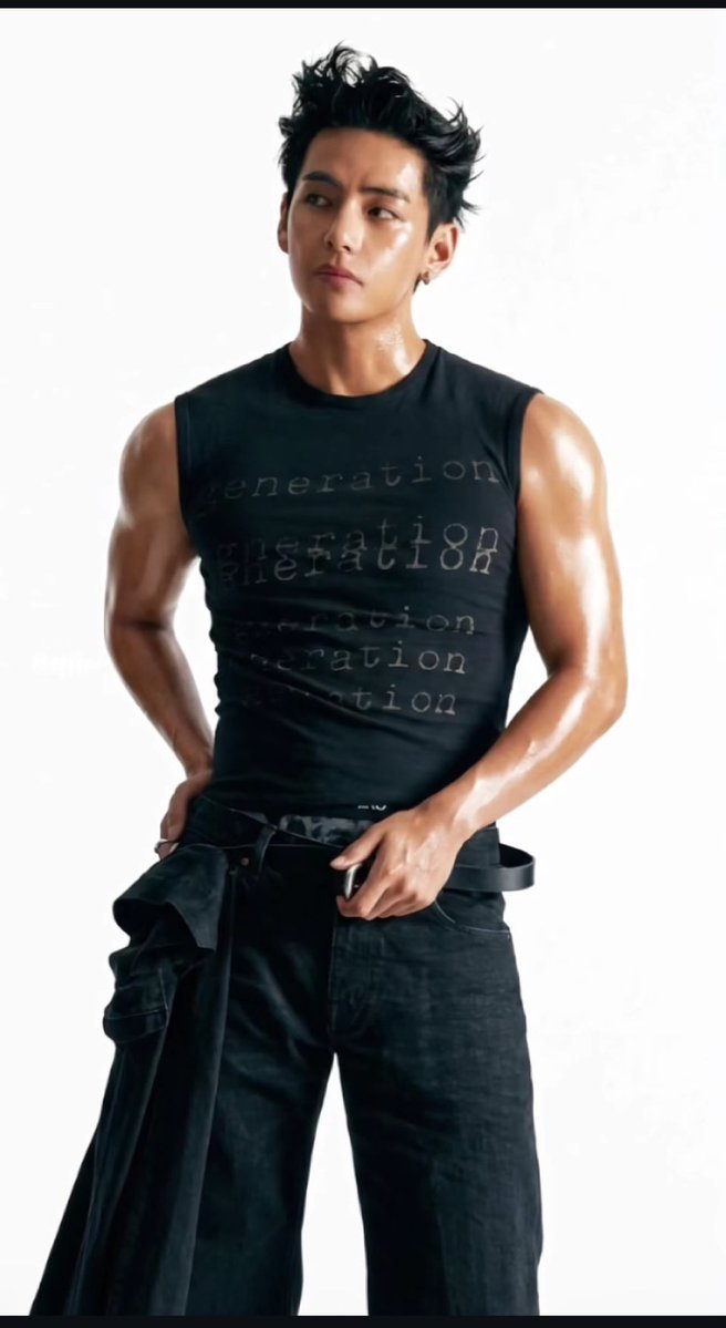 fatherhyungs's tweet image. taehyung’s proportions are insane. who the hell looks like this