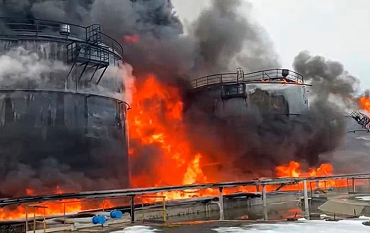 Dialog_UA's tweet image. "Тряслись стены", – в Сети показали удар дронов по нефтебазе в российской Пензе   dialog.ua/russia/327551_…