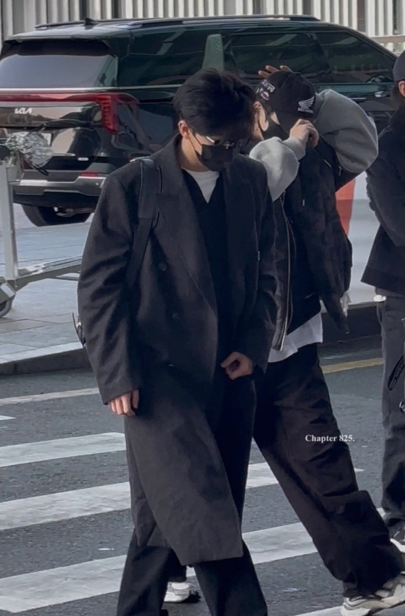 luminajaem's tweet image. black hair + long coat + black mask + black glasses….... NA JAEMIN IS SO ATTRACTIVE😭😭😭😭😭