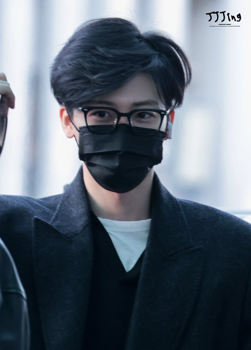 luminajaem's tweet image. black hair + long coat + black mask + black glasses….... NA JAEMIN IS SO ATTRACTIVE😭😭😭😭😭