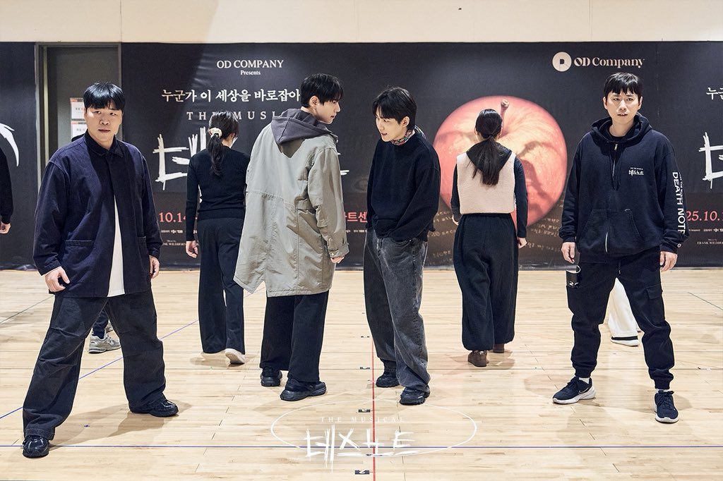 od_musical's tweet image. #뮤지컬 #데스노트

숨 쉴 틈 없이 이어지는 치열한 순간들!
강렬한 분위기의 연습실 현장을 공개합니다🔥

누군가 이 세상을 바로잡아야 한다
𝐌𝐔𝐒𝐈𝐂𝐀𝐋 𝐃𝐄𝐀𝐓𝐇 𝐍𝐎𝐓𝐄

#NowPlaying #디큐브링크아트센터