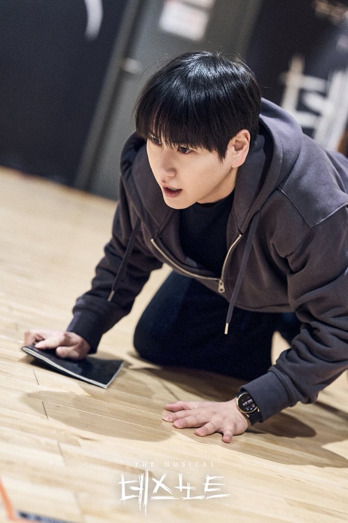 od_musical's tweet image. #뮤지컬 #데스노트

숨 쉴 틈 없이 이어지는 치열한 순간들!
강렬한 분위기의 연습실 현장을 공개합니다🔥

누군가 이 세상을 바로잡아야 한다
𝐌𝐔𝐒𝐈𝐂𝐀𝐋 𝐃𝐄𝐀𝐓𝐇 𝐍𝐎𝐓𝐄

#NowPlaying #디큐브링크아트센터