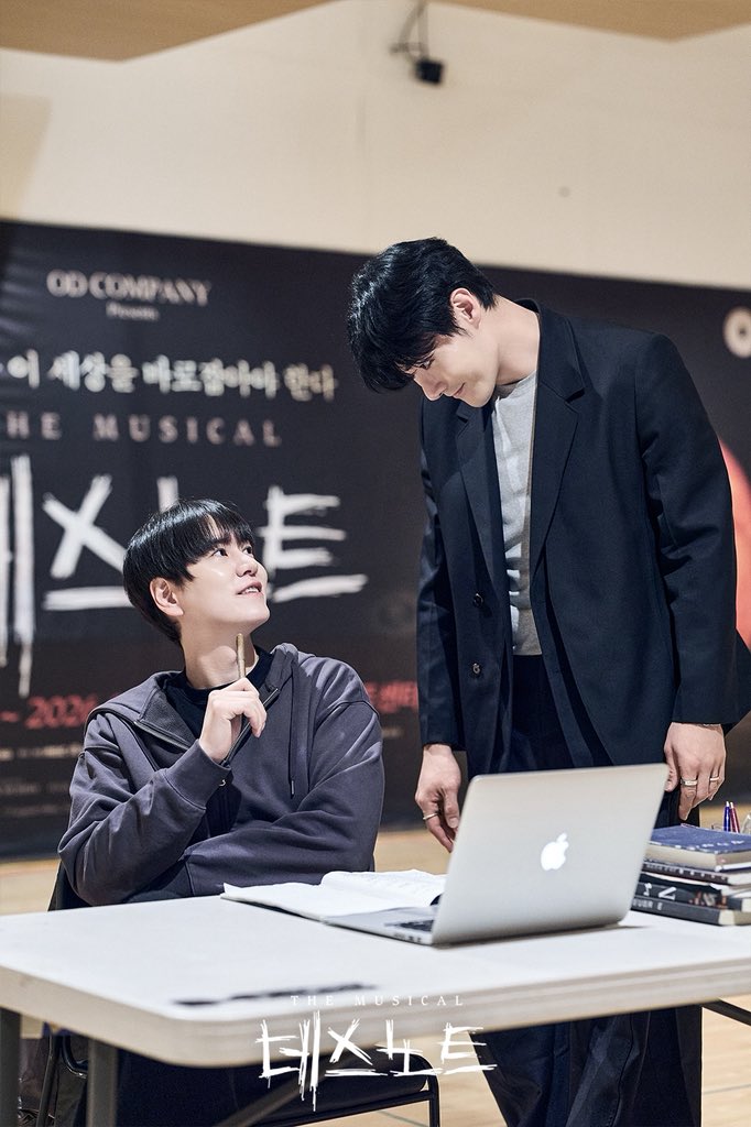 od_musical's tweet image. #뮤지컬 #데스노트

숨 쉴 틈 없이 이어지는 치열한 순간들!
강렬한 분위기의 연습실 현장을 공개합니다🔥

누군가 이 세상을 바로잡아야 한다
𝐌𝐔𝐒𝐈𝐂𝐀𝐋 𝐃𝐄𝐀𝐓𝐇 𝐍𝐎𝐓𝐄

#NowPlaying #디큐브링크아트센터