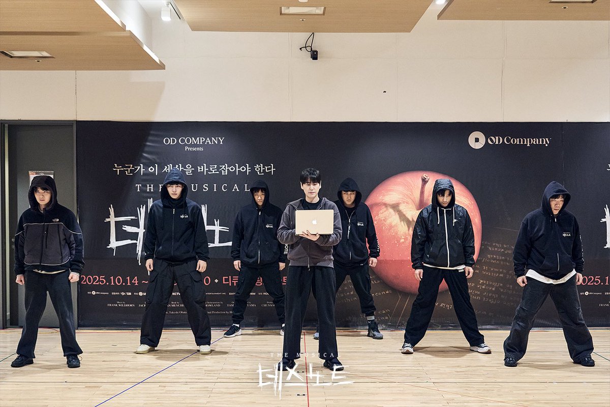 od_musical's tweet image. #뮤지컬 #데스노트

숨 쉴 틈 없이 이어지는 치열한 순간들!
강렬한 분위기의 연습실 현장을 공개합니다🔥

누군가 이 세상을 바로잡아야 한다
𝐌𝐔𝐒𝐈𝐂𝐀𝐋 𝐃𝐄𝐀𝐓𝐇 𝐍𝐎𝐓𝐄

#NowPlaying #디큐브링크아트센터