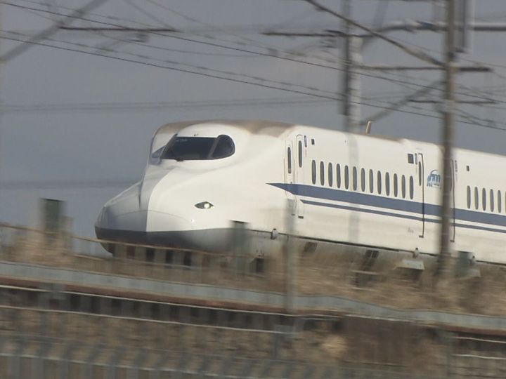 livedoornews's tweet photo. 【一時運転見合わせ】東海道新幹線、全線で運転再開
https://t.co/84AbPMZdpZ

豊橋駅で線路内に人が立ち入った影響で、一部区間で運転見合わせていたが、午後2時31分に運転を再開した。JR東海は、遅れが出ているため、ホームページなどで最新の情報を確認するよう、呼びかけた。 https://t.co/GBgZ7TVaJw