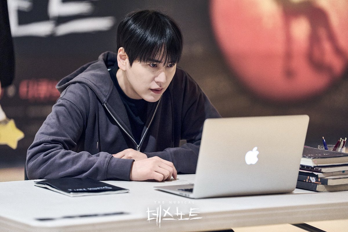 od_musical's tweet image. #뮤지컬 #데스노트

숨 쉴 틈 없이 이어지는 치열한 순간들!
강렬한 분위기의 연습실 현장을 공개합니다🔥

누군가 이 세상을 바로잡아야 한다
𝐌𝐔𝐒𝐈𝐂𝐀𝐋 𝐃𝐄𝐀𝐓𝐇 𝐍𝐎𝐓𝐄

#NowPlaying #디큐브링크아트센터