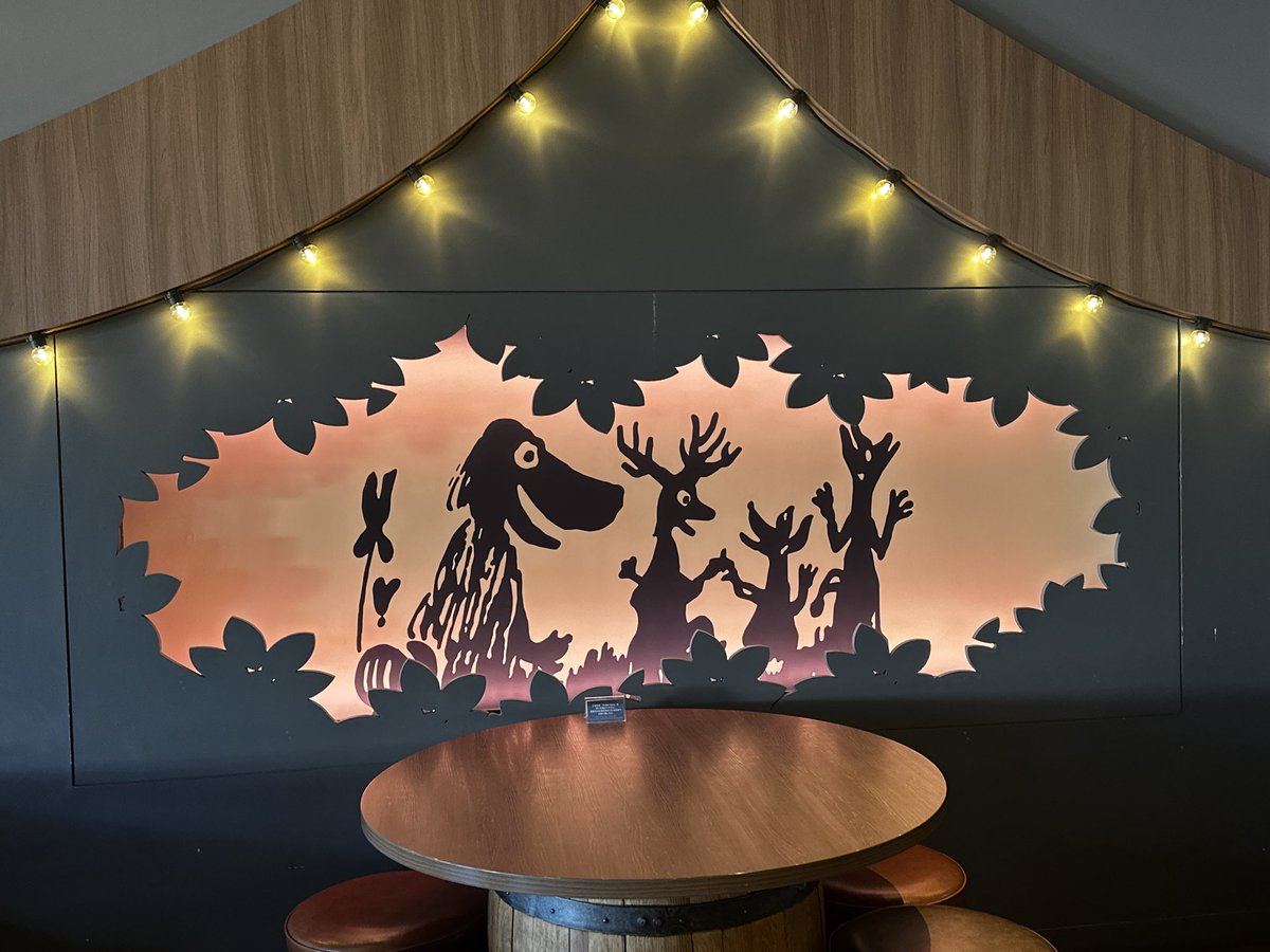 ハンバーグの海！
ポスターでブルーのソースかと思ったら
灰色の黒ゴマソース🤣

よくみたら確かにグレーと書いてあった🤣
足りないかなと思ったけど
意外と食べ応えありました🥰

#カナヘイ　#ムーミンバレーパーク