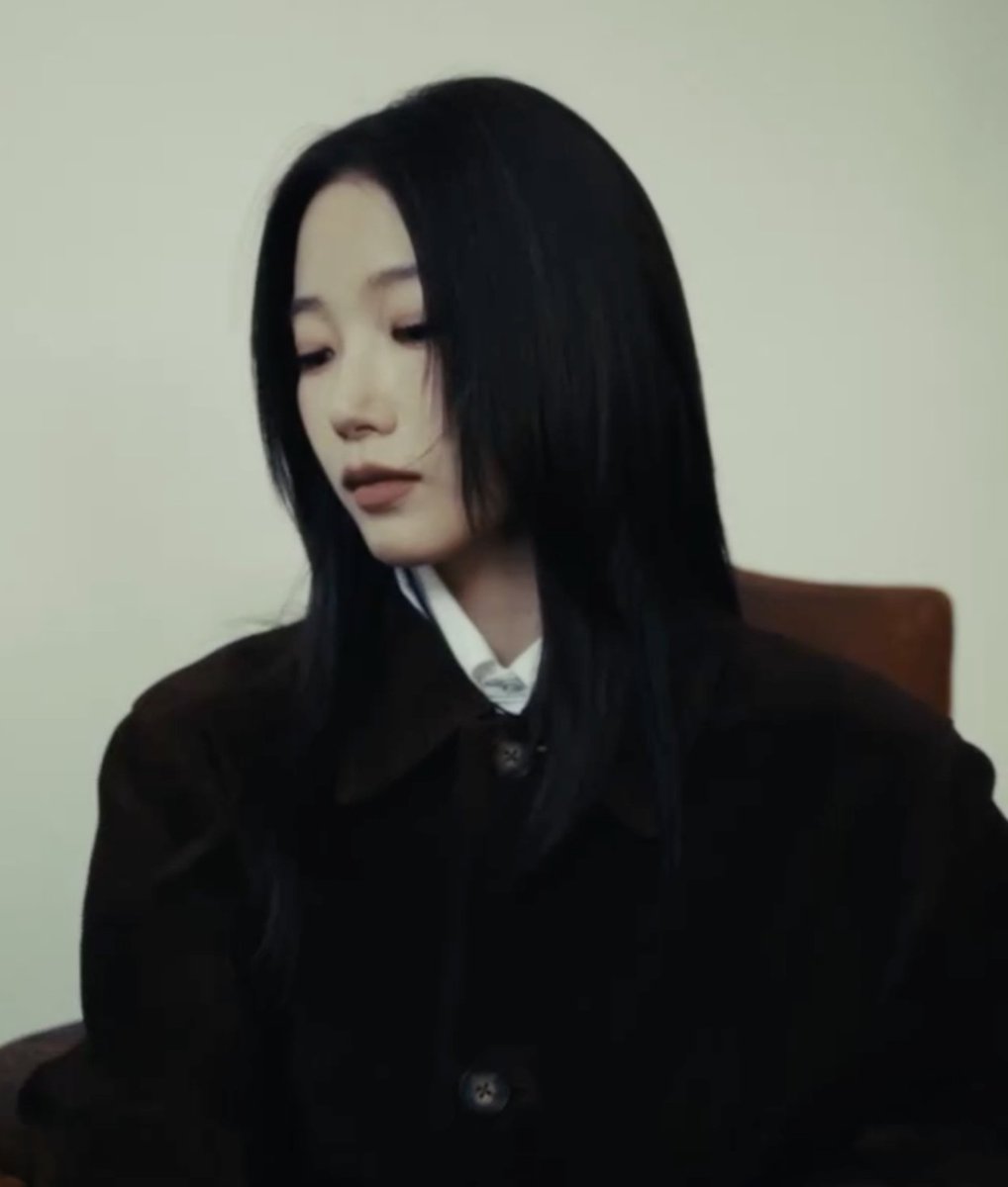 Lesseraphic's tweet image. I know she's in a group with a runway concept but she is literally a model