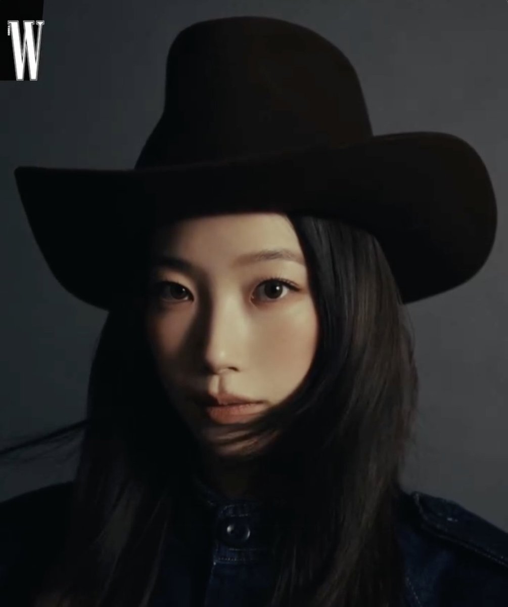 Lesseraphic's tweet image. I know she's in a group with a runway concept but she is literally a model