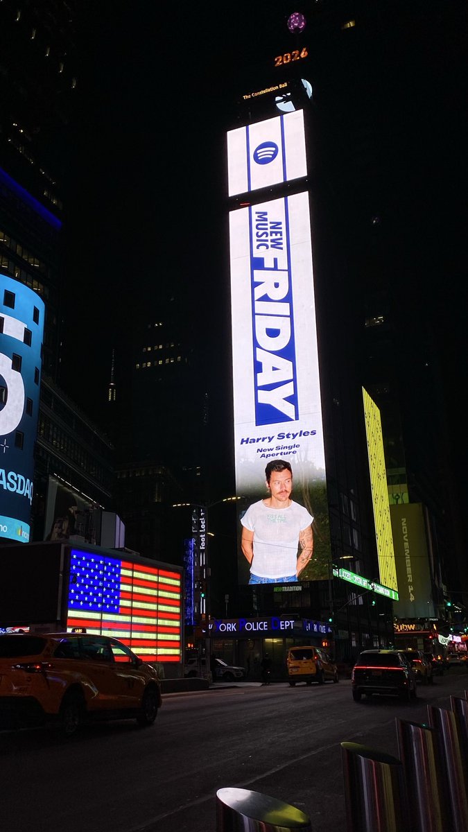 Promo de harry en time square!!!💙💙💙