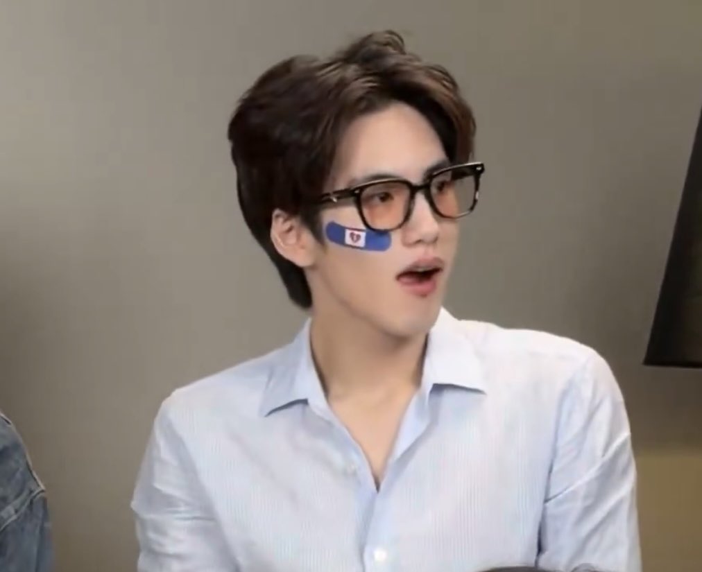 หนุ่มเนิร์ดท่าพระจันทร์ ขี้เล่น ไทป์ลูกหมา ขับพอร์ช สะพายปราด้า สวมโรเล็กซ์ ภูธัชชัยดิวะ โคตรหล่อ😭😭😭😭😭 พ่อของฉันมาก😭😭😭😭😭🙏🙏🙏🙏