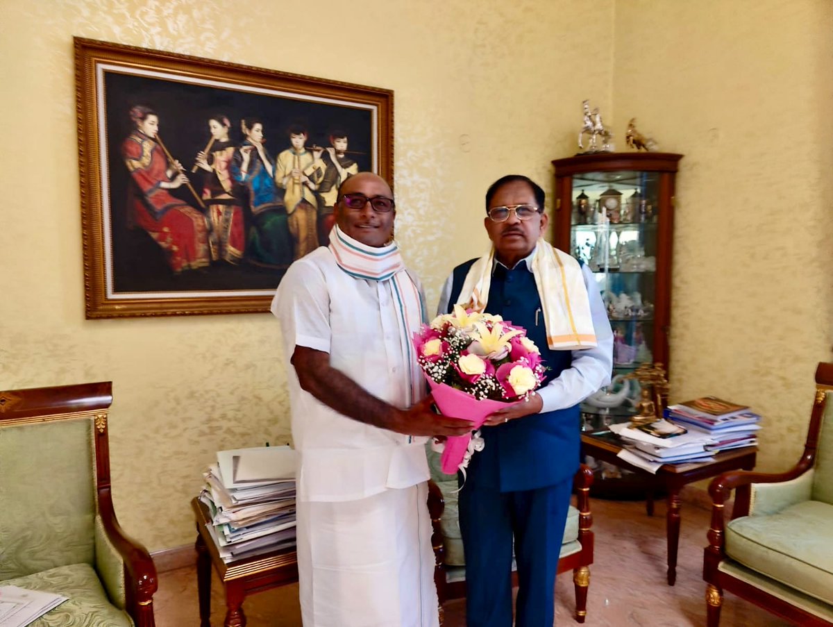 Nagaraaj_d's tweet photo. நீலகிரி மாவட்ட காங்கிரஸ் கமிட்டி தலைவராக SSA திட்டத்தின் மூலம் நியமனம் செய்யப்பட்டு  கர்நாடக மாநில உள்துறை அமைச்சர், முன்னாள் துணை முதல்வர் மாண்புமிகு @DrParameshwara  அவர்களை சந்தித்து வாழ்த்து பெற்ற மனமகிழ் நிகழ்வு
@girishgoaINC 
@SPK_TNCC @nivedithalva 
@SurajMNHegde https://t.co/XfnAClzfRa